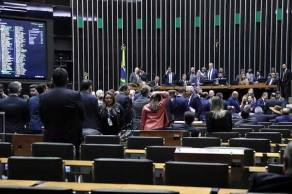 avanca-na-camara-pl-de-revisao-do-bpc-e-limite-do-salario-minimo