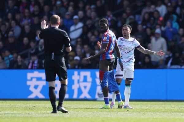 Jogador fica de cueca durante partida na Premier League. Veja fotos jogador-fica-de-cueca-durante-partida-na-premier-league.-veja-fotos