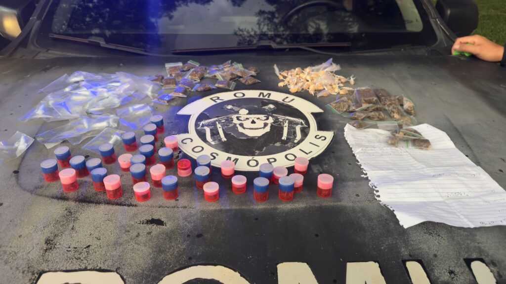 romu-de-cosmopolis-apreende-sacola-com-drogas-arremessada-em-telhado-durante-patrulhamento