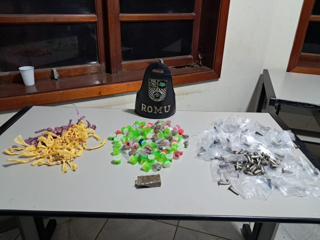 ROMU encontra sacola com 483 porções de drogas depois de suspeito fugir em Cosmópolis (SP) romu-encontra-sacola-com-483-porcoes-de-drogas-apos-suspeito-fugir-em-cosmopolis-(sp)
