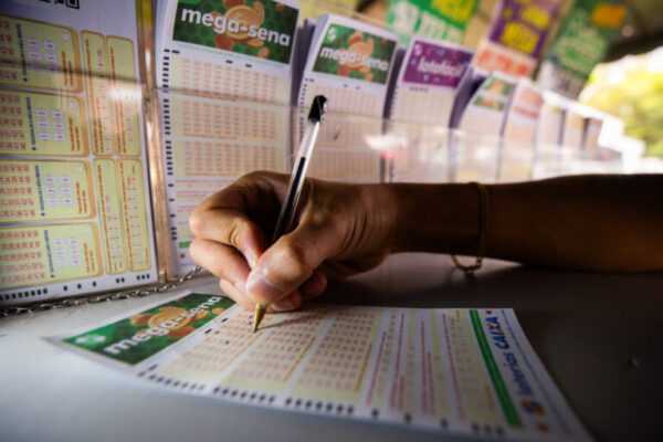 loterias:-dupla-sena-sorteia-r$-8,7-milhoes-nesta-sexta.-confira