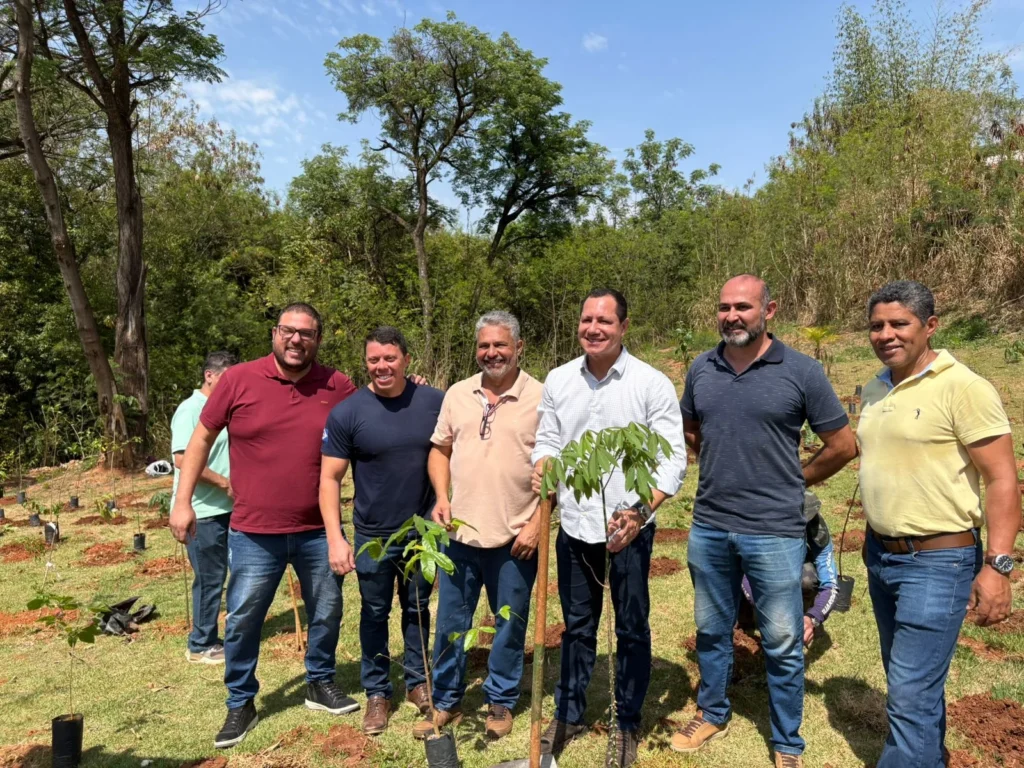 Cosmópolis inaugura sua primeira microfloresta com o plantio de 202 árvores nativas cosmopolis-inaugura-sua-primeira-microfloresta-com-o-plantio-de-202-arvores-nativas