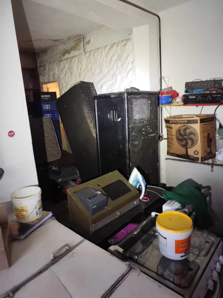 fabrica-de-gelo-clandestina-e-interditada-e-tres-pessoas-sao-presas-em-cosmopolis