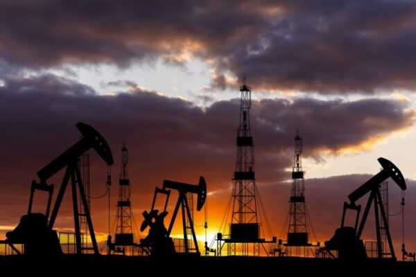 ameaca-dos-eua-sobre-o-estreito-de-ormuz-faz-petroleo-iniciar-semana-em-alta