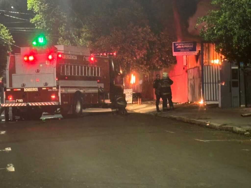 incendio-destroi-loja-shopping-da-variedade-e-atinge-despachante-em-cosmopolis