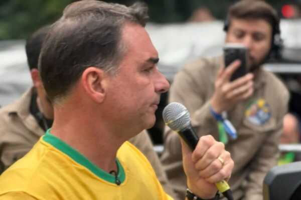 flavio-critica-dino-e-chama-operacao-sobre-dark-horse-de-“terceira-facada”